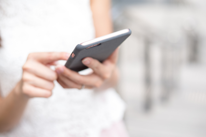 スマートフォンや電話で予約をしている様子