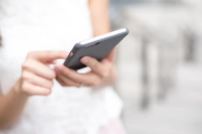 スマートフォンや電話で予約をしている様子