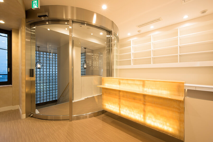 医師がエコー検査で妊娠週数を確認している様子