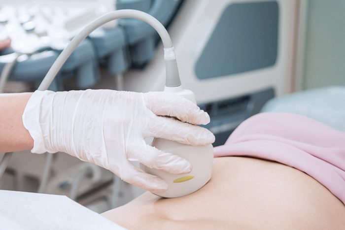 診察室で術後の状態を確認している様子