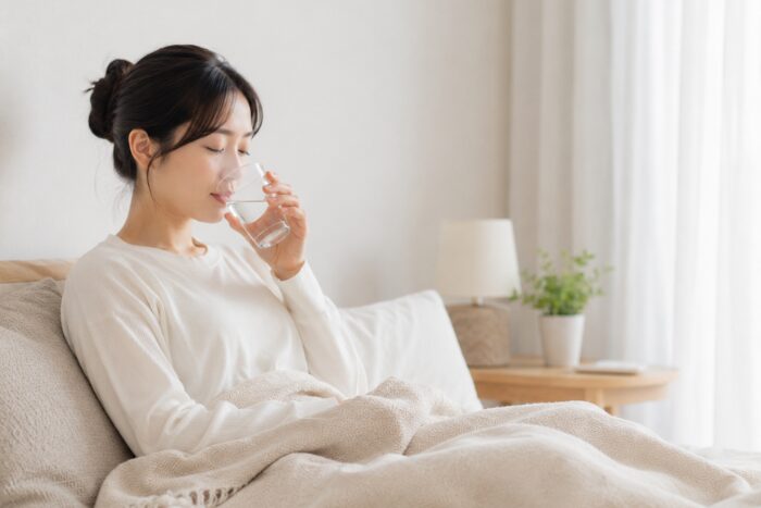 水を飲みながら休んでいる画像